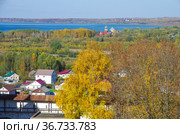 Вид с высоты на улицы Переславля-Залесского, Ярославская область. Осенний солнечный день (2021 год). Редакционное фото, фотограф Natalia Sidorova / Фотобанк Лори