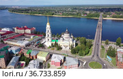 Aerial view of the administrative center of the city of Rybinsk with the Transfiguration Cathedral, as well as the original road bridge over the Volga River on a summer day, Russia. Стоковое видео, видеограф Яков Филимонов / Фотобанк Лори