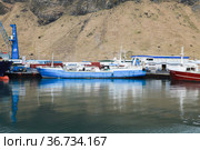 Ships moored in port of Vestmannaeyjar (2017 год). Редакционное фото, фотограф EugeneSergeev / Фотобанк Лори