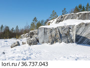 Солнечный мартовский день в старом мраморном карьере. Горный парк "Рускеала". Карелия, Россия (2021 год). Редакционное фото, фотограф Виктор Карасев / Фотобанк Лори
