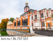 Благовещенская церковь Александро-Невской лавры. Набережная реки Монастырки. Осенний день. Санкт-Петербург (2021 год). Редакционное фото, фотограф E. O. / Фотобанк Лори