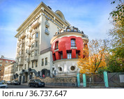 Дом-яйцо на улице Машкова в Москве (2021 год). Стоковое фото, фотограф Baturina Yuliya / Фотобанк Лори