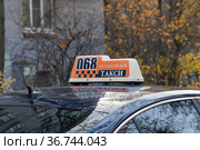 Петербургское такси 068. Рекламная табличка логотип на крыше автомобиля вечером крупно. City taxi Saint-Petersburg (2021 год). Редакционное фото, фотограф Grigory_Gez / Фотобанк Лори