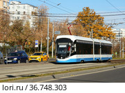 Трамвай (71-931M "Vityaz-M") на Чертановской улице, Москва (2021 год). Редакционное фото, фотограф Щеголева Ольга / Фотобанк Лори