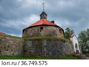 Круглая башня Ларса Торстенссона (Пугачевская башня) старинной крепости Корела сумрачным августовским днем. Приозерск, Ленинградская область. Россия (2021 год). Редакционное фото, фотограф Виктор Карасев / Фотобанк Лори