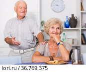 Elderly man trying to apologize to offended woman. Стоковое фото, фотограф Яков Филимонов / Фотобанк Лори