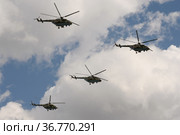 Группа многоцелевых вертолетов Ми-8АМТШ в небе над Красной площадью Москвы во время генеральной репетиции воздушного парада Победы (2021 год). Редакционное фото, фотограф Free Wind / Фотобанк Лори