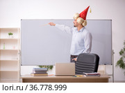 Funny young male teacher magician in the classroom. Стоковое фото, фотограф Elnur / Фотобанк Лори
