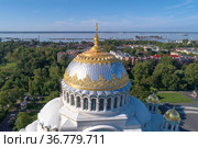 Купол Никольскогого Морского собора крупным планом на фоне городского пейзажа (аэросъемка). Кронштад. (2021 год). Стоковое фото, фотограф Виктор Карасев / Фотобанк Лори