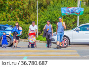 Russia, Nizhny Tagil, July 2021: Father, son and grandson paratroopers walk around the city on the anniversary of the formation of the Airborne Forces on a summer day. Редакционное фото, фотограф Акиньшин Владимир / Фотобанк Лори
