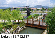 FETHIYE, TURKEY - Mill sculpture in Sehit Fethi Bey Parki (2019 год). Редакционное фото, фотограф Natalia Sidorova / Фотобанк Лори