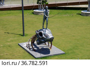 FETHIYE, TURKEY - Sculpture of a fisherman on a fish in Sehit Fethi Bey Parki (2019 год). Редакционное фото, фотограф Natalia Sidorova / Фотобанк Лори