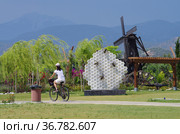 FETHIYE, TURKEY - Mill sculpture in Sehit Fethi Bey Parki (2019 год). Редакционное фото, фотограф Natalia Sidorova / Фотобанк Лори