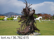 FETHIYE, TURKEY - Fish sculpture in Sehit Fethi Bey Parki (2019 год). Редакционное фото, фотограф Natalia Sidorova / Фотобанк Лори