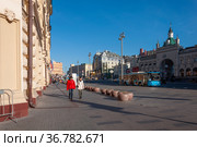 Moscow, Russia - Okt 15. 2021. Teatralny proezd one of main streets in city center (2000 год). Редакционное фото, фотограф Володина Ольга / Фотобанк Лори
