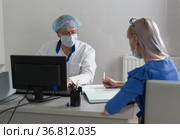 Пациентка подписывает информированное согласие на медицинское вмешательство. Стоковое фото, фотограф Наталья Гармашева / Фотобанк Лори