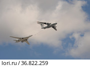 Имитация дозаправки в воздухе самолетов Ил-78 и Ту-160 в небе над Красной площадью Москвы во время генеральной репетиции воздушного парада Победы (2021 год). Редакционное фото, фотограф Free Wind / Фотобанк Лори