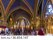Часовня Сент-Шапель (Sainte-Chapelle). Интерьер нижней капеллы. Париж, Франция (2018 год). Редакционное фото, фотограф Сергей Рыбин / Фотобанк Лори