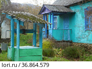 Саманный дом с колодцем во дворе. Стоковое фото, фотограф Марина Володько / Фотобанк Лори