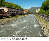 Горнолыжный курорт Роза Хутор. Набережная реки Мзымта. Rosa Khutor Ski Resort. Embankment of the Mzymta river. (2021 год). Редакционное фото, фотограф Евгений Романов / Фотобанк Лори