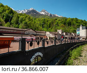 Горнолыжный курорт Роза Хутор. Набережная реки Мзымта. Rosa Khutor Ski Resort. Embankment of the Mzymta river. (2021 год). Редакционное фото, фотограф Евгений Романов / Фотобанк Лори
