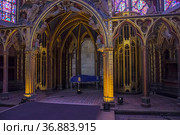 Часовня Сент-Шапель (Sainte-Chapelle). Интерьер  Верхней капеллы - рака со священными реликвиями. Париж, Франция (2018 год). Редакционное фото, фотограф Сергей Рыбин / Фотобанк Лори