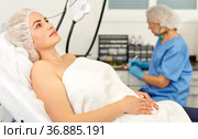 Girl expects plastic surgery in aesthetic cosmetology clinic. Стоковое фото, фотограф Яков Филимонов / Фотобанк Лори
