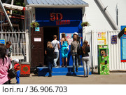 Очередь за билетами в кассу 5-D кинотеатра ВВЦ (ВДНХ). Останкинский район. Город Москва (2011 год). Редакционное фото, фотограф lana1501 / Фотобанк Лори