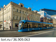 Москва, Тверской район, улица Лесная, современный трамвай "Витязь-М" (2021 год). Редакционное фото, фотограф glokaya_kuzdra / Фотобанк Лори