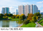 Малый Чертановский пруд. Осенний солнечный день. Москва. Россия (2021 год). Редакционное фото, фотограф E. O. / Фотобанк Лори