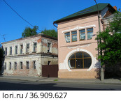 Двухэтажные старые дома. Улица Володарского, 11 и 13. Город Кимры. Тверская область (2011 год). Стоковое фото, фотограф lana1501 / Фотобанк Лори