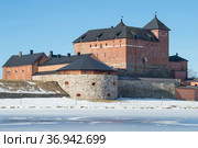 Старинная крепость города Хамеенлинна крупным планом  солнечным мартовским днем. Хамеенлинна, Финляндия (2019 год). Стоковое фото, фотограф Виктор Карасев / Фотобанк Лори