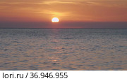 Закат на Черном море. Солнце садится в воду. Sunset on the Black Sea. The sun sets in the water. Стоковое видео, видеограф Евгений Романов / Фотобанк Лори