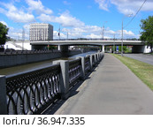Преображенская набережная. Матросский мост. Район Сокольники. Город Москва (2011 год). Редакционное фото, фотограф lana1501 / Фотобанк Лори
