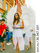 Russia, Samara, July 2019: processions of beautiful dressed up girls on Kuibyshev street at the carnival dedicated to the World Cup. Редакционное фото, фотограф Акиньшин Владимир / Фотобанк Лори