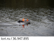 Россия. Нижний Новгород. Моторная лодка плывет по  реке Волге (2021 год). Редакционное фото, фотограф Литвяк Игорь / Фотобанк Лори