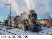 Паровоз ЛВ-0522 на станции Сортавала солнечным мартовским утром (2021 год). Редакционное фото, фотограф Виктор Карасев / Фотобанк Лори