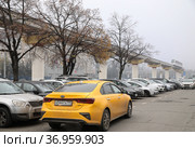 Москва, улица Академика Королева. Парковка автомашин под монорельсом рядом с  Останкинским телецентром (2021 год). Редакционное фото, фотограф Наталья Николаева / Фотобанк Лори