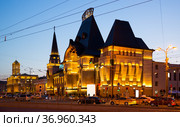 Night view of the building of Yaroslavl railway station. Russia. Large letters on the facade - the inscription Yaroslavsky Station. Стоковое фото, фотограф Яков Филимонов / Фотобанк Лори