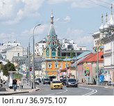 Церковь Григория Неокесарийского в Дербицах.  Вид со стороны улицы Большая Полянка. Летний солнечный день. Москва (2021 год). Редакционное фото, фотограф E. O. / Фотобанк Лори