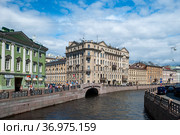 Река Мойка. 2-й Зимний мост через Зимнюю канавку. Дом графа А.А. Аракчеева, Доходный дом Н.П. Ферзена. Санкт-Петербург (2013 год). Редакционное фото, фотограф Александр Щепин / Фотобанк Лори