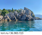 Скала Дженевез-Кая. Бухта Чехова, Гурзуф (2021 год). Редакционное фото, фотограф Мария Кылосова / Фотобанк Лори