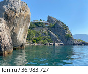 Скала Дженевез-Кая. Бухта Чехова, Гурзуф (2021 год). Редакционное фото, фотограф Мария Кылосова / Фотобанк Лори