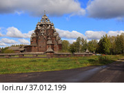 Двадцатипятиглавая церковь Покрова Пресвятой Богородицы в парковом комплексе "Усадьба Богословка" (2021 год). Редакционное фото, фотограф Роман Рожков / Фотобанк Лори