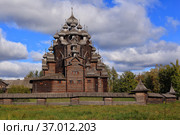 Двадцатипятиглавая церковь Покрова Пресвятой Богородицы в парковом комплексе "Усадьба Богословка" (2021 год). Редакционное фото, фотограф Роман Рожков / Фотобанк Лори