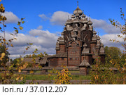 Двадцатипятиглавая церковь Покрова Пресвятой Богородицы (Покровская церковь) в парковом комплексе "Усадьба Богословка" (2021 год). Редакционное фото, фотограф Роман Рожков / Фотобанк Лори