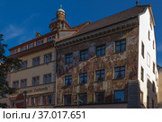 Констанц, Германия. Средневековые здания отеля Барбаросса и Haus Zum Hohen Hafen с росписями на исторические темы (2017 год). Редакционное фото, фотограф Rokhin Valery / Фотобанк Лори