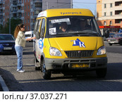 Посадка пассажиров в маршрутное такси № 274м на остановке. Новокосинская улица. Район Новокосино. Город Москва (2012 год). Редакционное фото, фотограф lana1501 / Фотобанк Лори