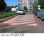 Площадка для спецтехники около жилого дома на Алтайской улице в Гольянове в Москве (2012 год). Редакционное фото, фотограф lana1501 / Фотобанк Лори