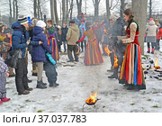 Огненное шоу на  праздновании Масленицы в парке. Калининград (2018 год). Редакционное фото, фотограф Ирина Борсученко / Фотобанк Лори